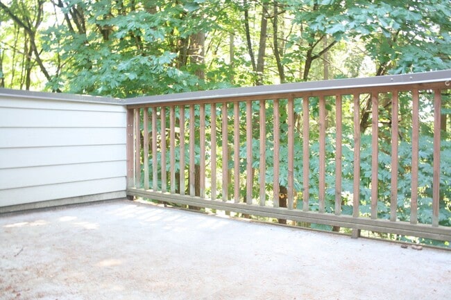 Building Photo - Top Floor 3 bdrm Mill Creek Country Club Condo Rental. Private back deck to nature reserve. Swim ...