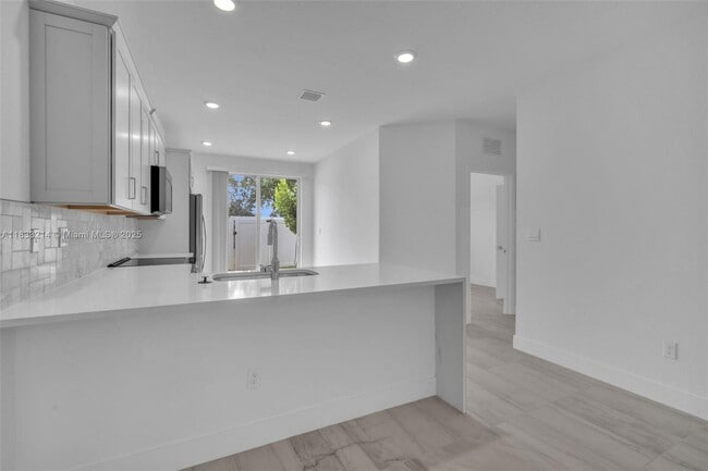 Building Photo - 142 SW 171st Ave