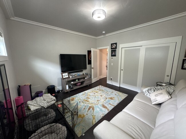 Building Photo - FULLY FURNISHED ALL-INCLUSIVE STUNNING HOM...