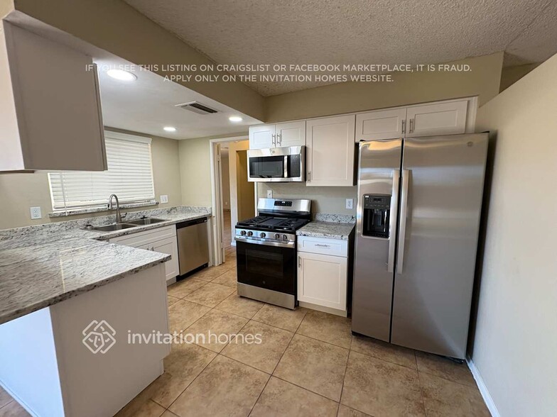 Building Photo - 8741 W Earll Dr