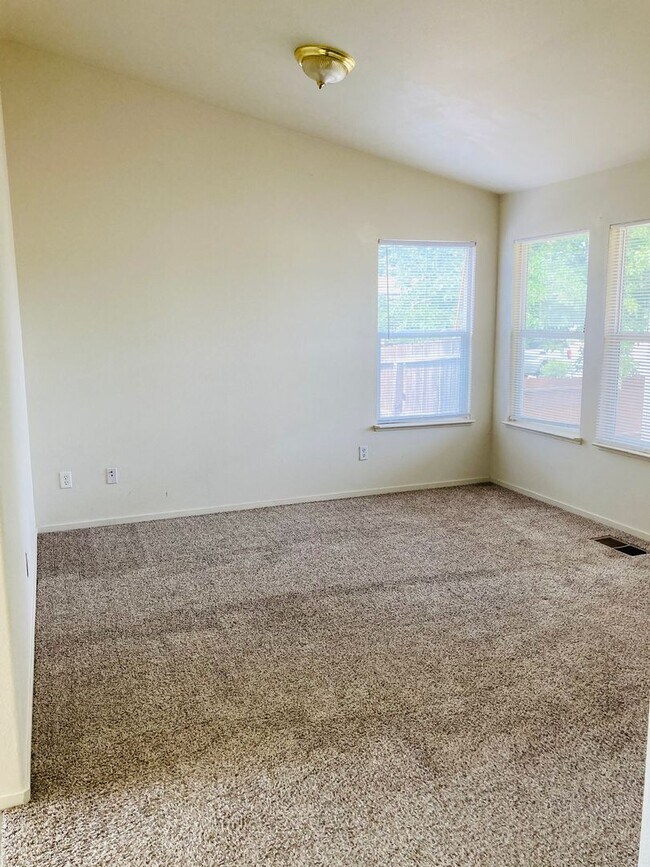 Building Photo - Charming 3 Bedroom