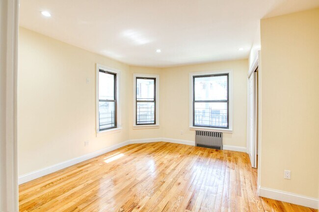Building Photo - Updated 3 bedroom 1st floor apartment in Waterbury