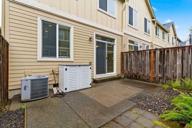 Building Photo - 17208 SW Pleasanton Ln