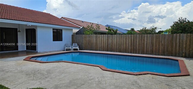 Building Photo - 14765 Kendale Lakes Blvd