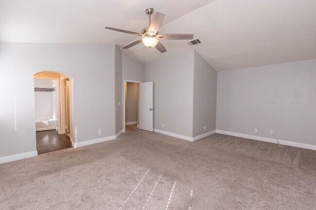 Building Photo - Lovely Home in The Lakes!