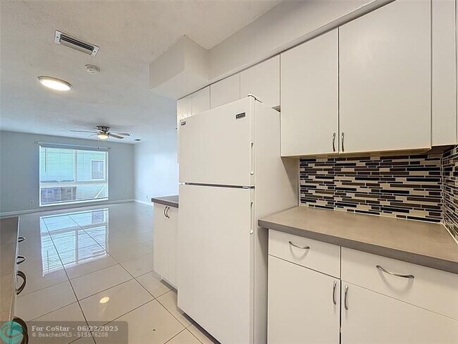 Building Photo - 4421 Poinciana St