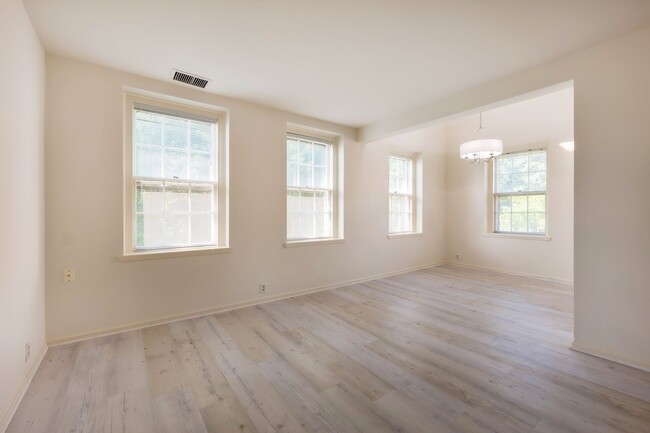 Building Photo - Loft Living at McLean Gardens 1BR plus Lof...