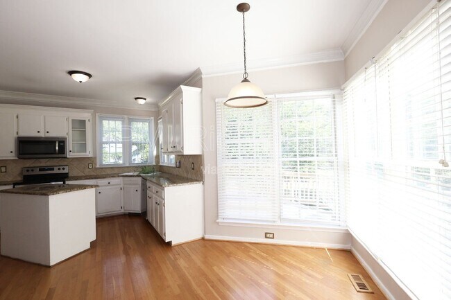 Building Photo - 6004 Manor Park Terrace