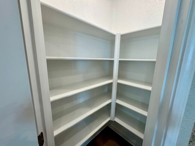 Building Photo - Stunning 4x2.5 Luxury Duplex in Buda, TX!