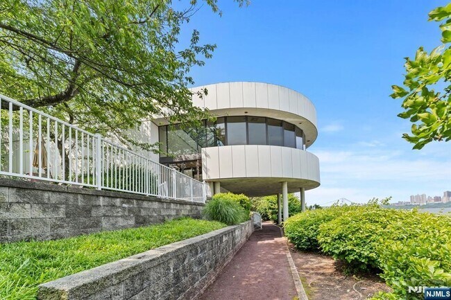 Building Photo - 1055 River Rd