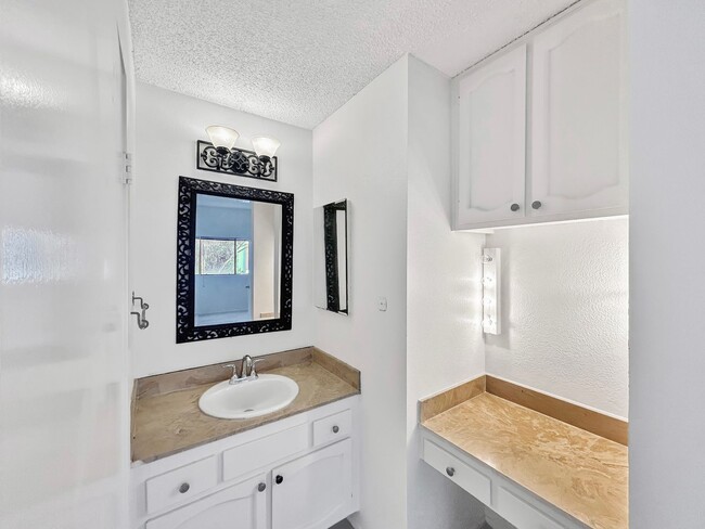 Building Photo - Beautiful 3BD/3BA W/ Attached Garage and In-Unit Laundry in La Jolla!