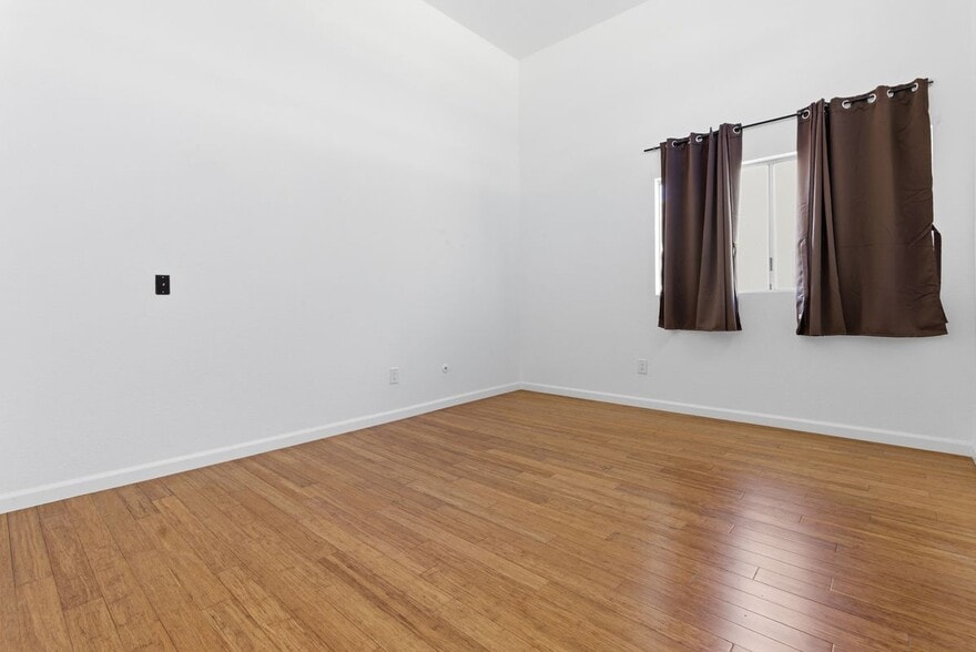 Building Photo - 1083 1/2 W Kensington Rd