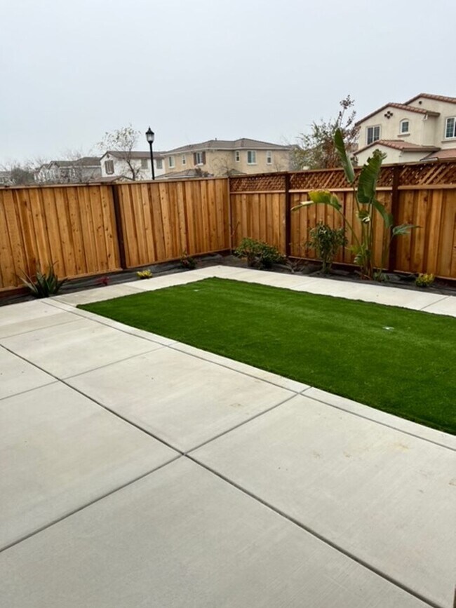 Building Photo - Newer 3 Bedroom 2.5 Bath in Mountain House