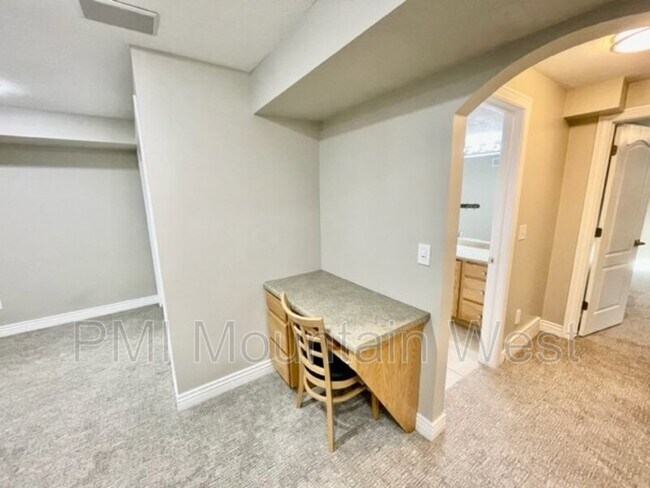 Building Photo - 499 N 200 W