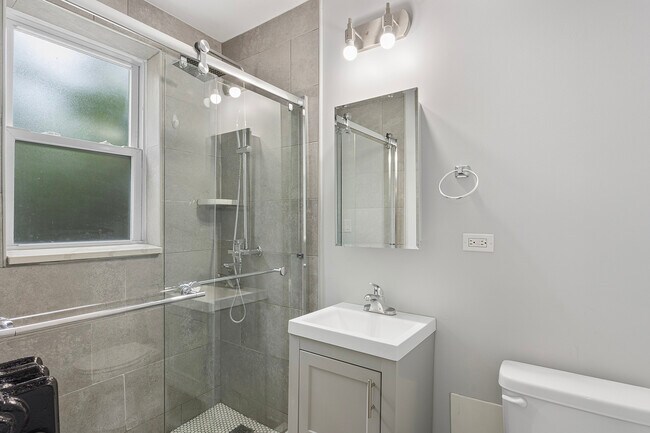 Building Photo - 1521 W Sherwin Ave