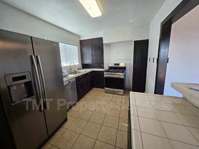 Building Photo - 908 S Sinclair Ave