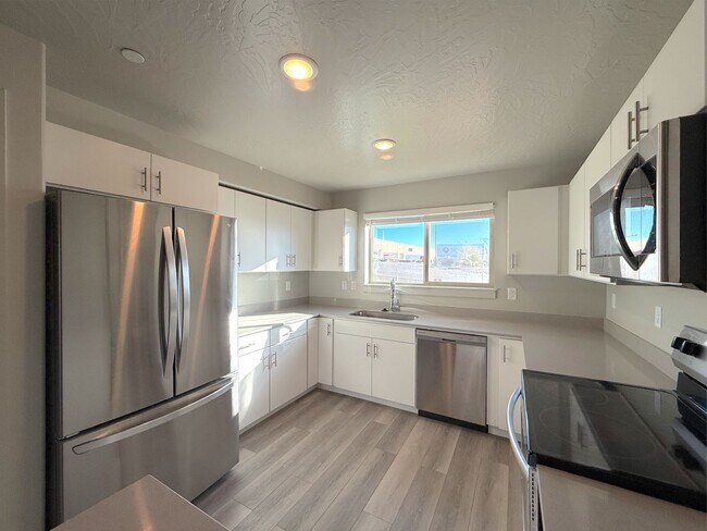 Building Photo - 2 bed, 1 bath Condo