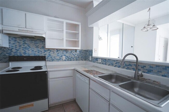 Building Photo - 1330 Old Spanish Trl