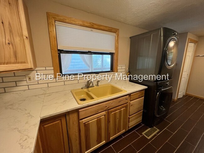 Building Photo - 1080 Halsey St