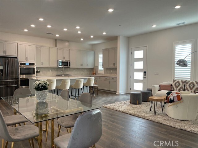 Building Photo - 9337 Astor