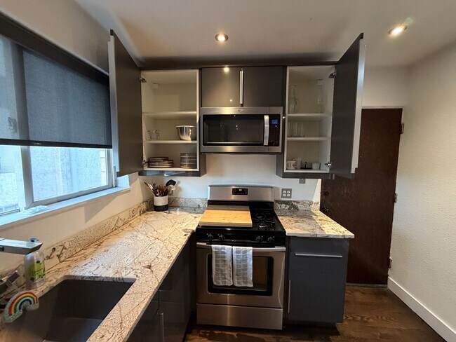 Building Photo - Turnkey Top-Floor Living in Gated Community Near City Park, Dining & Hospitals