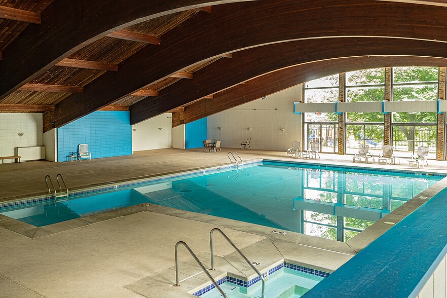 Pool - Harbor Pointe Apartments