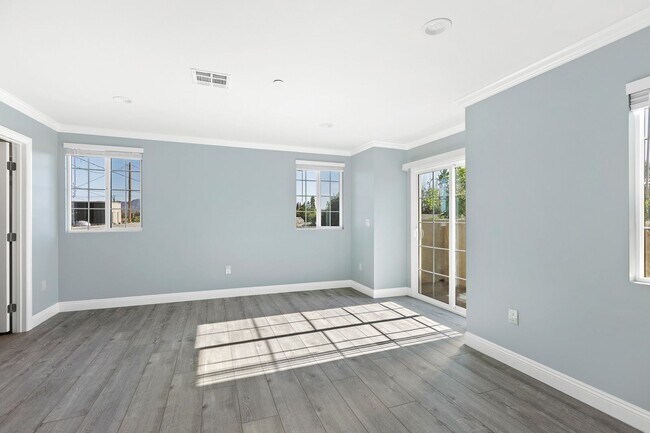 Building Photo - 2216 N Frederic St