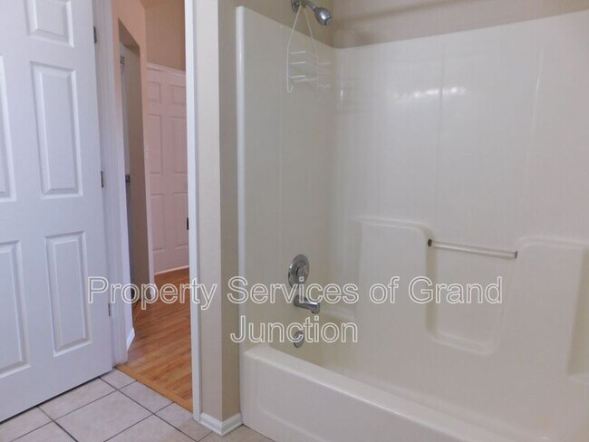 Building Photo - 493 Green Acres St