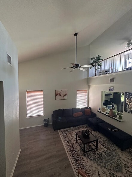 Building Photo - Room in House on Socorro Bend