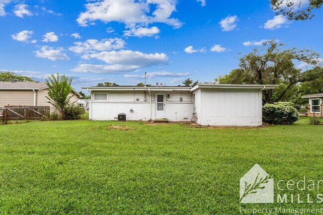 Building Photo - 1422 Cloverdale Dr