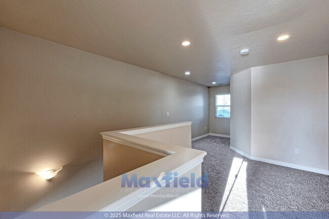 Building Photo - Townhouse 4BD 3.5BA NEW CARPET - east of I...
