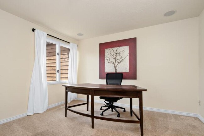 Building Photo - Fully Furnished Mid-Century Modern home wi...