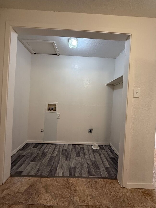 Building Photo - CUTE 2 bedroom, 1.5 bath home AVAILABLE NOW!