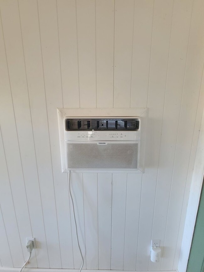 Building Photo - $500 OFF! NEWLY RENOVATED STUDIO W/ WASHER...