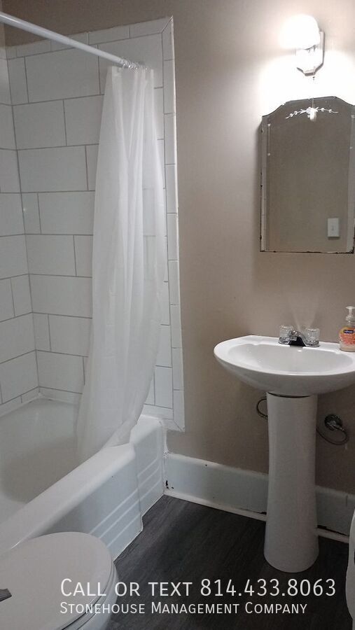 Building Photo - 440 W 10th St