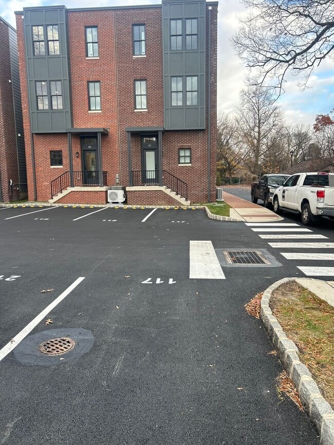Building Photo - 117-117 Thornton Ln
