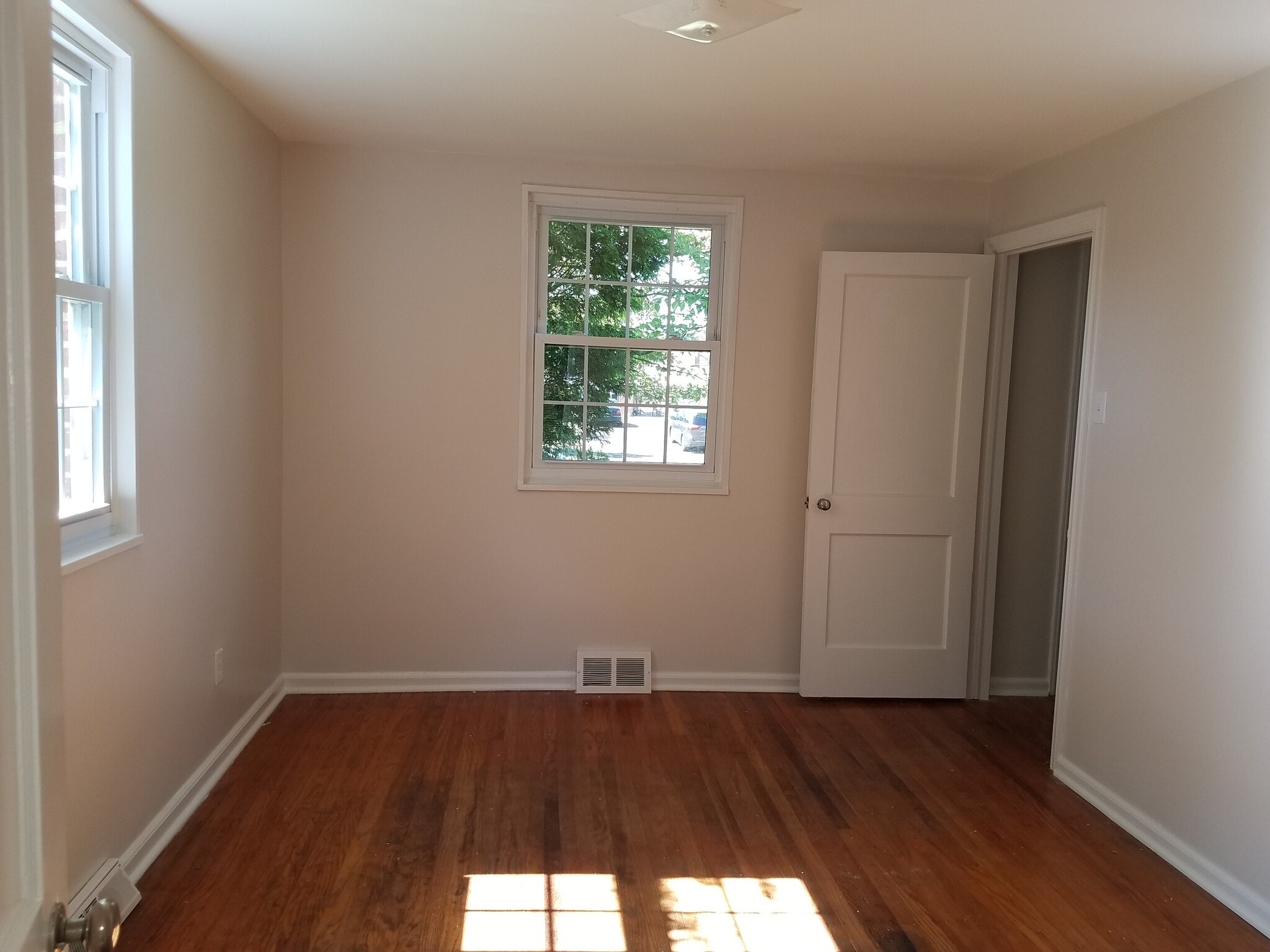 Downstairs bedroom - 603 Topsfield Rd