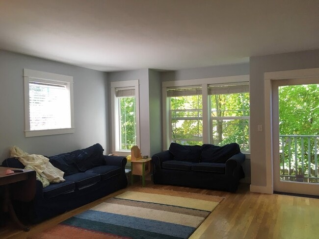 Building Photo - Spacious Townhouse for Rent -- Minutes fro...