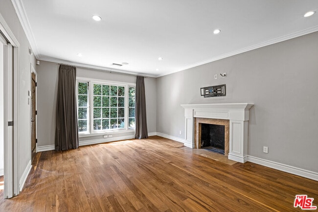 Building Photo - 8901 Rosewood Ave