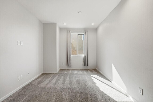 Building Photo - 641 S Davidson Ln