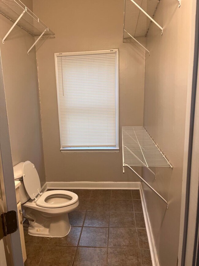 Building Photo - MOVE IN SPECIAL $250.00 OFF 1st Month's Rent- 2 bedroom, 1.5 bath apartment with W/D unit and sha...