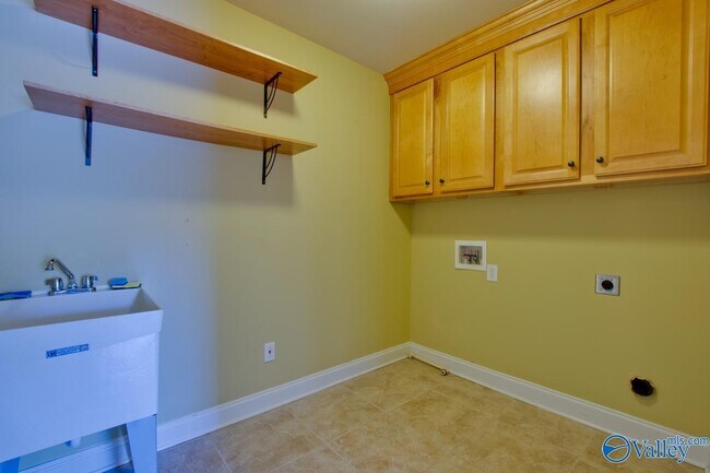 Building Photo - 2801 Centerridge Rd SE