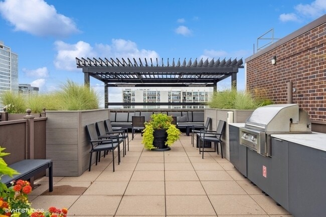 Building Photo - 1250 N Dearborn St