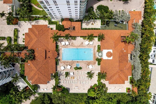 Building Photo - 20000 E Country Club Dr