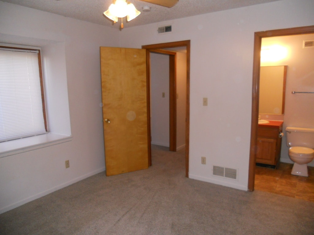 Building Photo - 2300 Lowell Dr