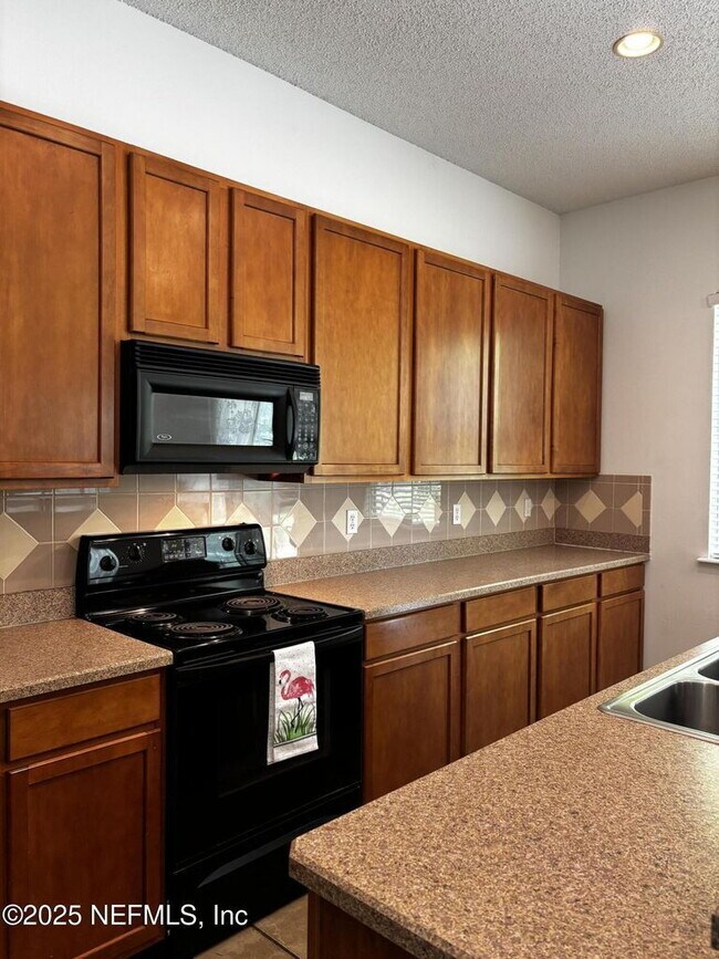 Building Photo - Stunning 3 BDR, 2 BA home in Collinswood s...