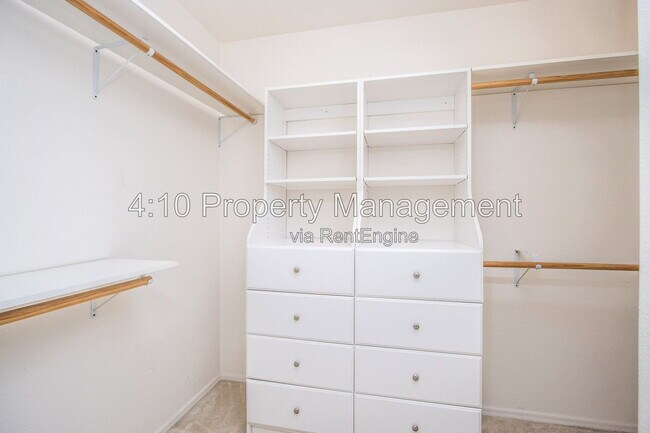 Building Photo - 951 E Bellerive Pl
