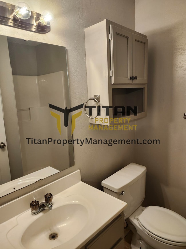 Building Photo - 2bed/2bath End-Unit Apartment with Fenced Yard