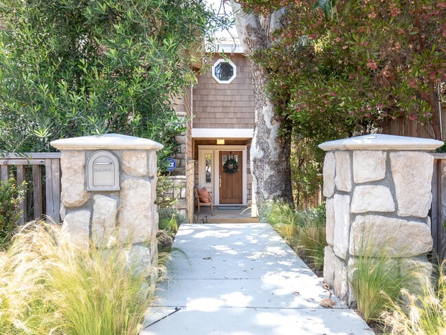 Building Photo - Exquisite Tree Section Home with A/C