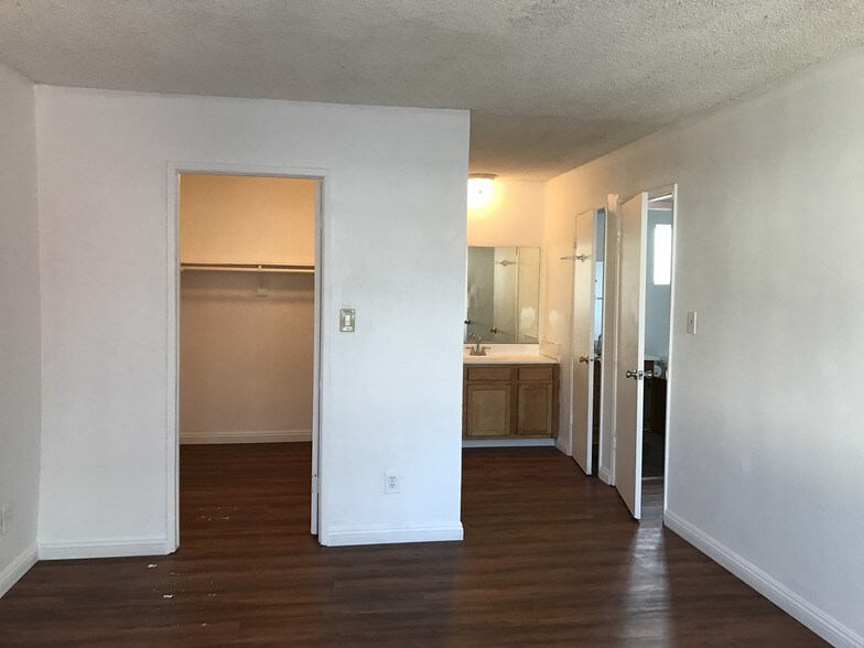 Building Photo - 7648 Comstock Ave